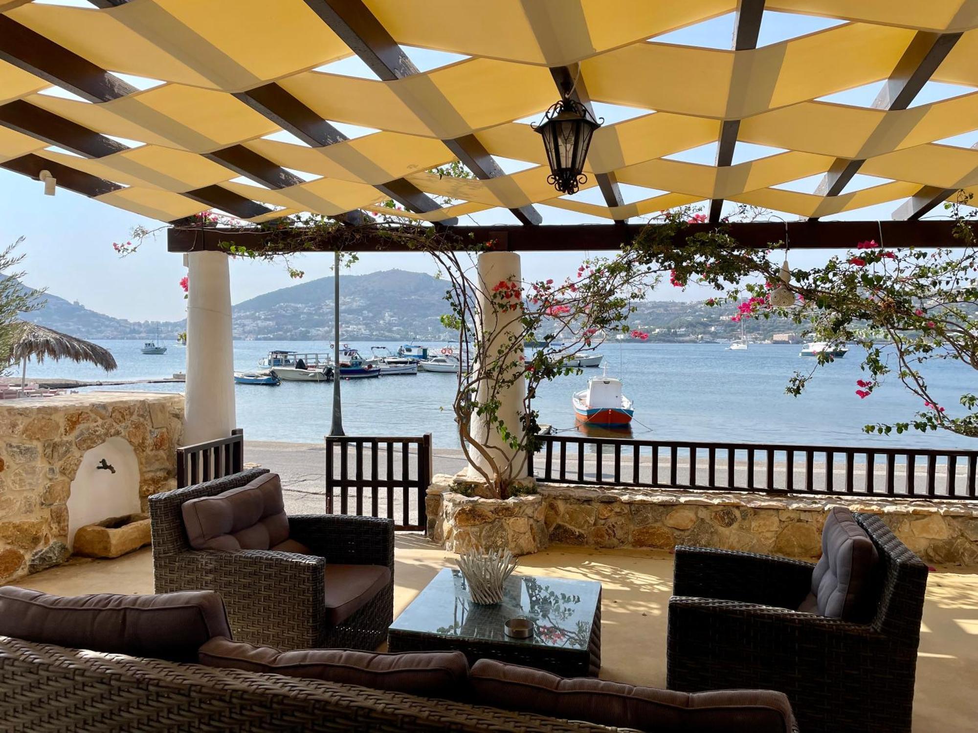 Atlazia Suites Алинда Екстериор снимка